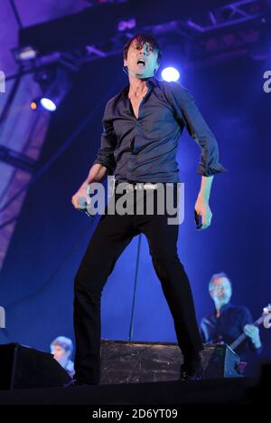 Brett Anderson di Suede che si esibisce al Latitude Festival di Henham Park, Suffolk Foto Stock