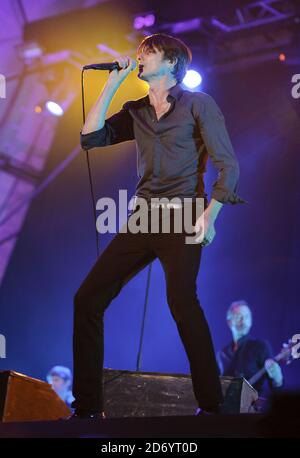 Brett Anderson di Suede che si esibisce al Latitude Festival di Henham Park, Suffolk Foto Stock