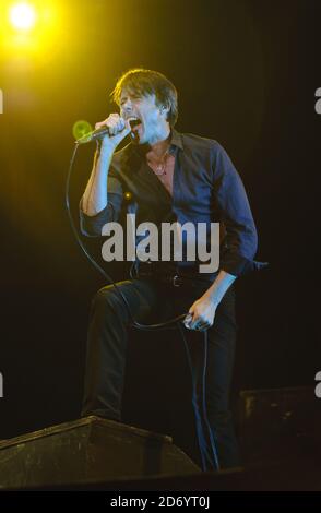 Brett Anderson di Suede che si esibisce al Latitude Festival di Henham Park, Suffolk Foto Stock