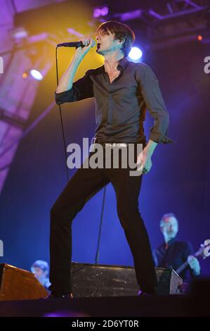 Brett Anderson di Suede che si esibisce al Latitude Festival di Henham Park, Suffolk Foto Stock