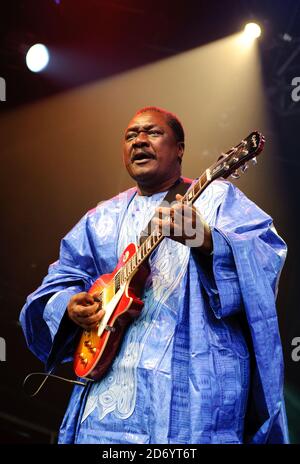 Djelimady Tounkara di Afro Cubism che si esibisce al festival Womad di Charlton Park, Wiltshire. Foto Stock