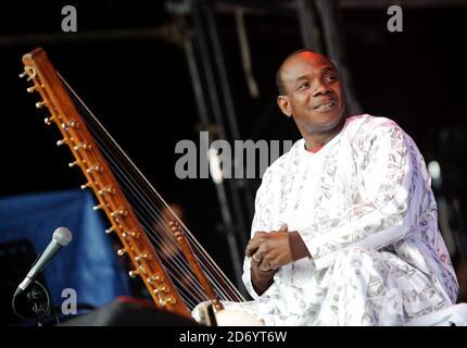Toumani DiabatÃ© di Afro Cubism che si esibisce al festival Womad di Charlton Park, Wiltshire. Foto Stock