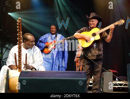 Afro Cubism si esibisce al festival Womad di Charlton Park, Wiltshire. Foto Stock