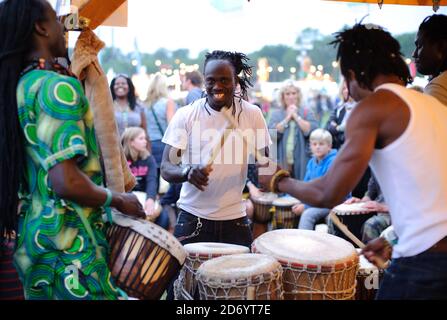 Un laboratorio di drumming al festival di Womad a Charlton Park, Wiltshire. Foto Stock