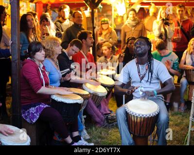 Un laboratorio di drumming al festival di Womad a Charlton Park, Wiltshire. Foto Stock
