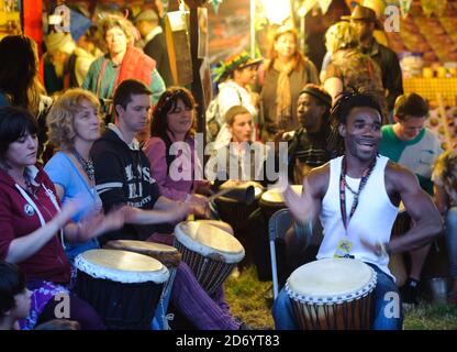 Un laboratorio di drumming al festival di Womad a Charlton Park, Wiltshire. Foto Stock