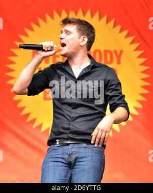 Roy Stride of Scouting for Girls che si esibisce al V festival di Chelmsford, Essex Foto Stock