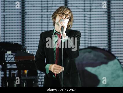 Jarvis Cocker di Pulp che si esibisce il secondo giorno del Reading Festival nel Berkshire. Foto Stock