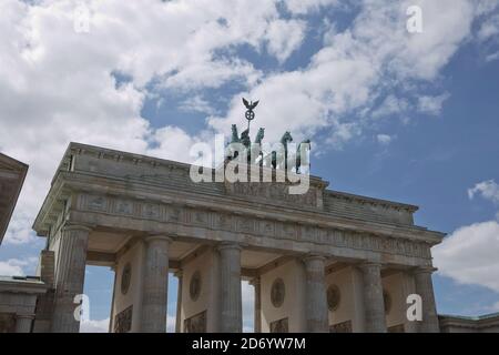 Berlino, Germania - 13 luglio 2017: Porta di Brandeburgo a Berlino, Germania. Monumento architettonico nel centro storico di Berlino. Simbolo e monumento dell'arco Foto Stock