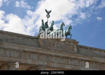 Berlino, Germania - 13 luglio 2017: Porta di Brandeburgo a Berlino, Germania. Monumento architettonico nel centro storico di Berlino. Simbolo e monumento dell'arco Foto Stock