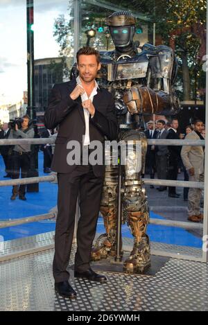 Hugh Jackman partecipa alla prima di Real Steel, in Leicester Square nel centro di Londra. Foto Stock