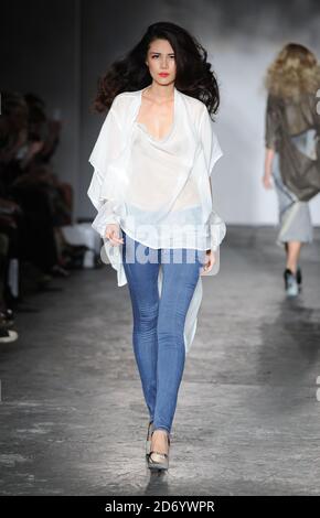 Modelli sulla passerella alla sfilata di moda Jena Theo, tenuta presso la sede MBC nel centro di Londra come parte della London Fashion Week. Foto Stock