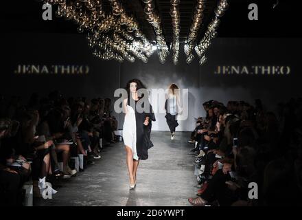 Modelli sulla passerella alla sfilata di moda Jena Theo, tenuta presso la sede MBC nel centro di Londra come parte della London Fashion Week. Foto Stock