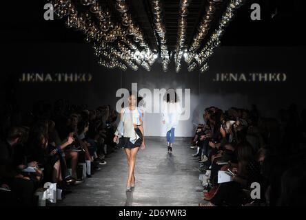 Modelli sulla passerella alla sfilata di moda Jena Theo, tenuta presso la sede MBC nel centro di Londra come parte della London Fashion Week. Foto Stock