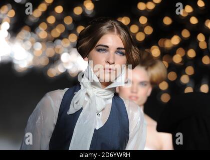 Modelli sulla passerella alla sfilata di moda Jena Theo, tenuta presso la sede MBC nel centro di Londra come parte della London Fashion Week. Foto Stock