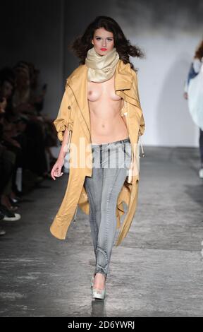 Modelli sulla passerella alla sfilata di moda Jena Theo, tenuta presso la sede MBC nel centro di Londra come parte della London Fashion Week. Foto Stock