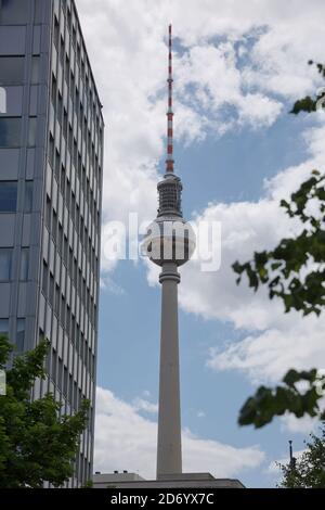 Berlino, Germania - 13 luglio 2017: La torre della televisione situata in Alexanderplatz a Berlino, Germania. Foto Stock