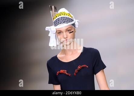 Un modello sulla passerella alla sfilata di moda Danielle Scut, che si tiene presso la sede del BFC alla Somerset House durante la London Fashion Week. Foto Stock