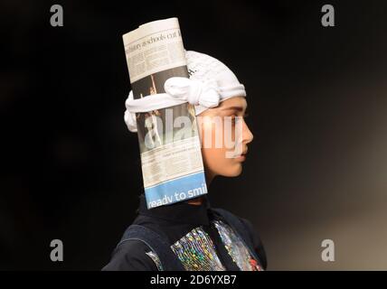 Un modello sulla passerella alla sfilata di moda Danielle Scut, che si tiene presso la sede del BFC alla Somerset House durante la London Fashion Week. Foto Stock