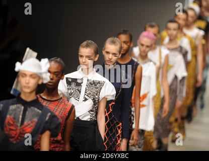 Un modello sulla passerella alla sfilata di moda Danielle Scut, che si tiene presso la sede del BFC alla Somerset House durante la London Fashion Week. Foto Stock