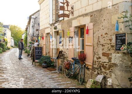 Francia, Maine et Loire, Valle della Loira Patrimonio Mondiale dell'UNESCO, Ile de Behuard, Behuard, strada nel villaggio e il bar-ristorante-guingue Foto Stock