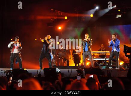 JLS ha suonato sul palco al concerto tributo Michael Forever Michael Jackson, tenuto al Millennium Stadium di Cardiff, Galles. Foto Stock