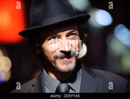 John Hawkes partecipa alla prima di Martha Marcy May Marlene, al cinema Vue di Leicester Square, come parte del BFI London Film Festival. Foto Stock