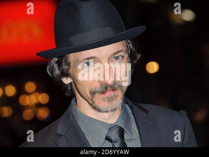 John Hawkes partecipa alla prima di Martha Marcy May Marlene, al cinema Vue di Leicester Square, come parte del BFI London Film Festival. Foto Stock