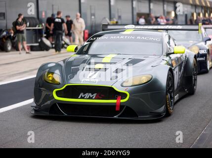 Primo piano di una Aston Martin Vantage V12, durante l'Aston Martin Trophy per Masters Endurance Legends al Silverstone Classic 2019 Foto Stock