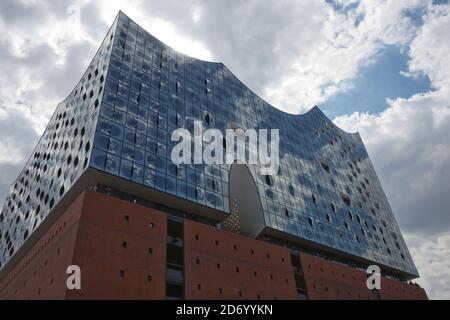 Amburgo, Germania - 19 settembre 2017: Vista di Elbphilarmonie (Elbe Philharmonic), una sala concerti nel quartiere Hafen City di Amburgo e il fiume Elba. Foto Stock