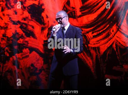 George Michael si esibisce sul palco presso la Royal Opera House di Covent Garden, in aiuto della Elton John Aids Foundation. Foto Stock