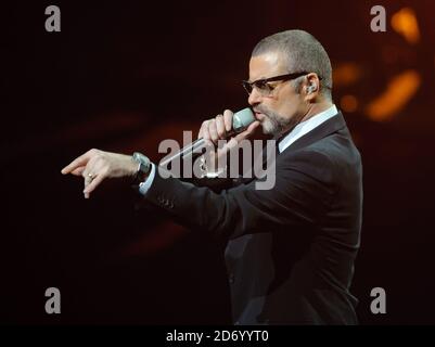 George Michael si esibisce sul palco presso la Royal Opera House di Covent Garden, in aiuto della Elton John Aids Foundation. Foto Stock