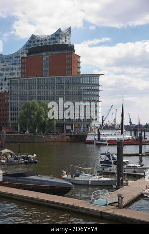 Amburgo, Germania - 19 settembre 2017: Vista di Elbphilarmonie (Elbe Philharmonic), una sala concerti nel quartiere Hafen City di Amburgo e il fiume Elba. Foto Stock