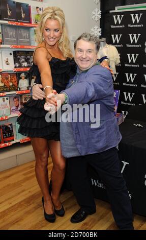 Russell Grant e Natalie Lowe sono raffigurati nel negozio di libri di Waterstone a Oxford Street, nel centro di Londra, per lanciare il 2012 Strictly come Dancing annuale. Foto Stock