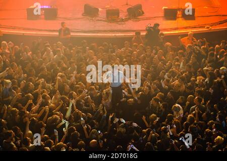 Ricky Wilson dei Kaiser Chiefs salta nella folla al concerto XFM Winter Wonderland, presso la O2 Brixton Academy a Londra sud. Foto Stock