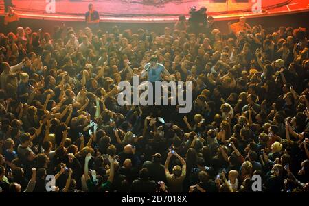 Ricky Wilson dei Kaiser Chiefs salta nella folla al concerto XFM Winter Wonderland, presso la O2 Brixton Academy a Londra sud. Foto Stock