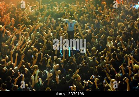 Ricky Wilson dei Kaiser Chiefs salta nella folla al concerto XFM Winter Wonderland, presso la O2 Brixton Academy a Londra sud. Foto Stock