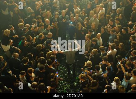 Ricky Wilson dei Kaiser Chiefs salta nella folla al concerto XFM Winter Wonderland, presso la O2 Brixton Academy a Londra sud. Foto Stock