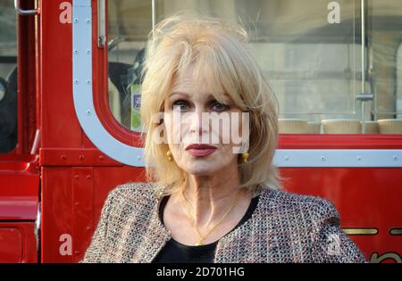 Joanna Lumley ha fotografato con un autobus Routemaster a Trafalgar Square, Londra, per svelare la compassione negli annunci di autobus a livello nazionale di World Farming, come parte della loro campagna del 2012 contro il trasporto a lunga distanza di animali vivi. Foto Stock