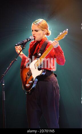 Il vincitore del premio Anna Calvi si esibisce in occasione dell'European Border Breakers Awards, nell'ambito del festival musicale Eurosonic Noorderslag di Groningen, Paesi Bassi. Foto Stock