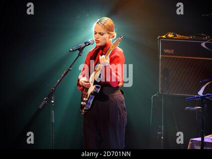 Il vincitore del premio Anna Calvi si esibisce in occasione dell'European Border Breakers Awards, nell'ambito del festival musicale Eurosonic Noorderslag di Groningen, Paesi Bassi. Foto Stock