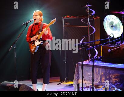 Il vincitore del premio Anna Calvi si esibisce in occasione dell'European Border Breakers Awards, nell'ambito del festival musicale Eurosonic Noorderslag di Groningen, Paesi Bassi. Foto Stock