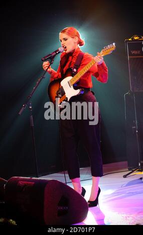 Il vincitore del premio Anna Calvi si esibisce in occasione dell'European Border Breakers Awards, nell'ambito del festival musicale Eurosonic Noorderslag di Groningen, Paesi Bassi. Foto Stock