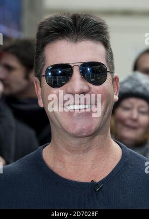 Simon Cowell arriva alle audizioni Got Talent London della Gran Bretagna, all'Hammersmith Apollo a Londra ovest. Foto Stock