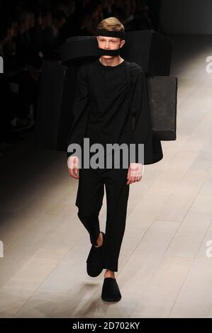 Un modello indossa una creazione di Craig Green al Central St Martins Fahion Show, che si tiene presso la sede del BFC a Somerset House, come parte della London Fashion Week. Foto Stock