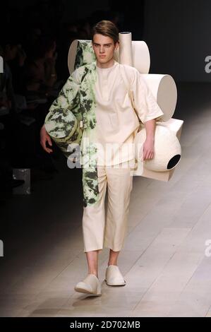 Un modello indossa una creazione di Craig Green al Central St Martins Fahion Show, che si tiene presso la sede del BFC a Somerset House, come parte della London Fashion Week. Foto Stock
