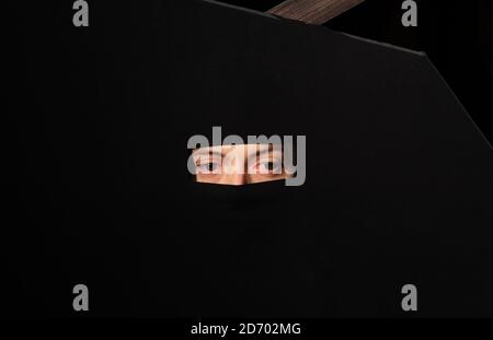 Un modello indossa una creazione di Craig Green al Central St Martins Fahion Show, che si tiene presso la sede del BFC a Somerset House, come parte della London Fashion Week. Foto Stock