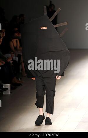 Un modello indossa una creazione di Craig Green al Central St Martins Fahion Show, che si tiene presso la sede del BFC a Somerset House, come parte della London Fashion Week. Foto Stock