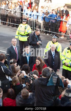 Catherine Middleton ha salutato i suoi bravinisti per il suo primo impegno ufficiale, il 25 febbraio 2011, Università di St Andrews, Scozia Foto Stock