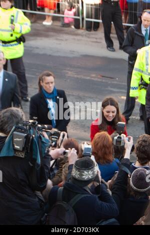 Catherine Middleton ha salutato i suoi bravinisti per il suo primo impegno ufficiale, il 25 febbraio 2011, Università di St Andrews, Scozia Foto Stock